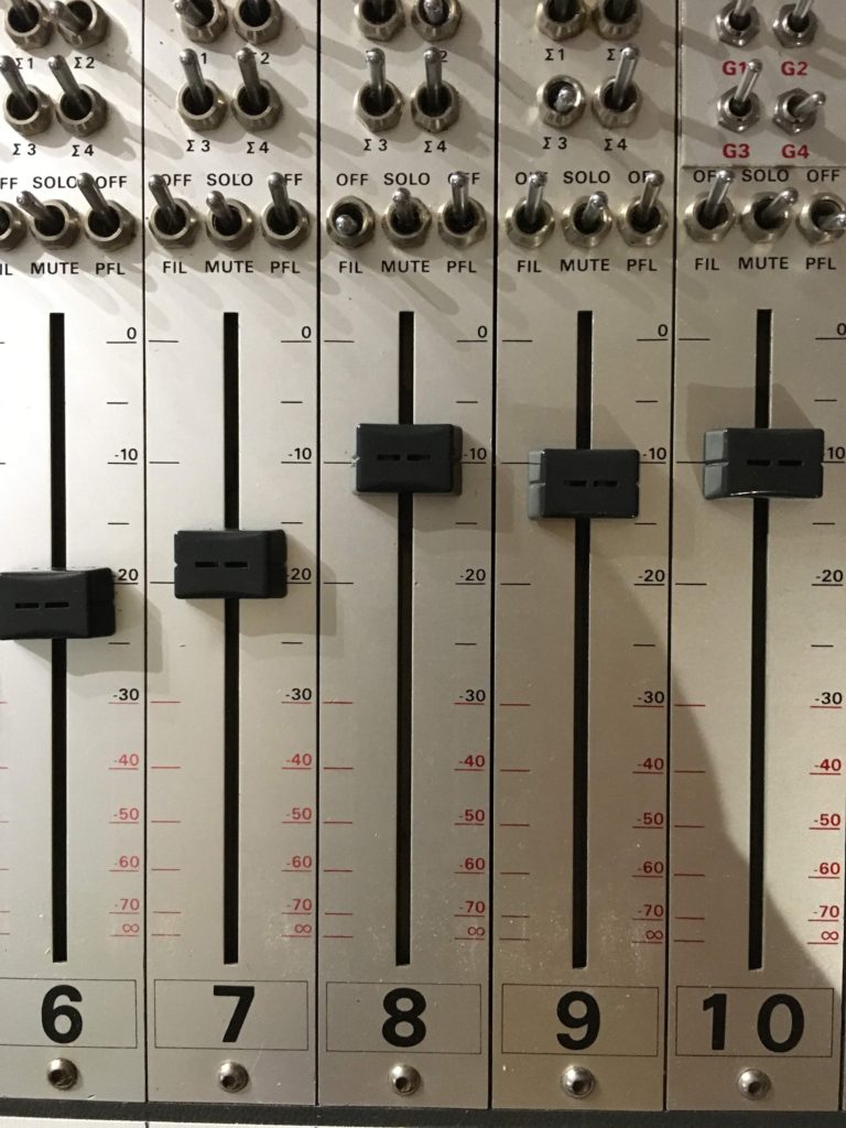 Faders de la console Studer 269 utilisés pour le mixage