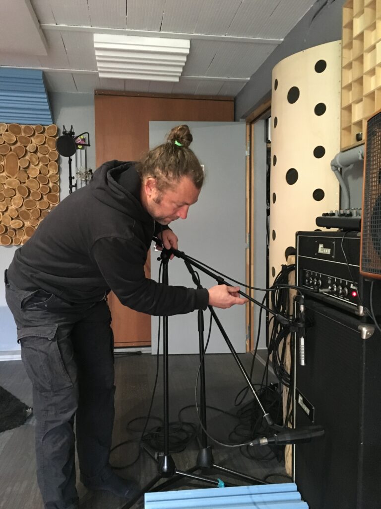 Sébastien Bironneau place des micros sur un ampli guitare