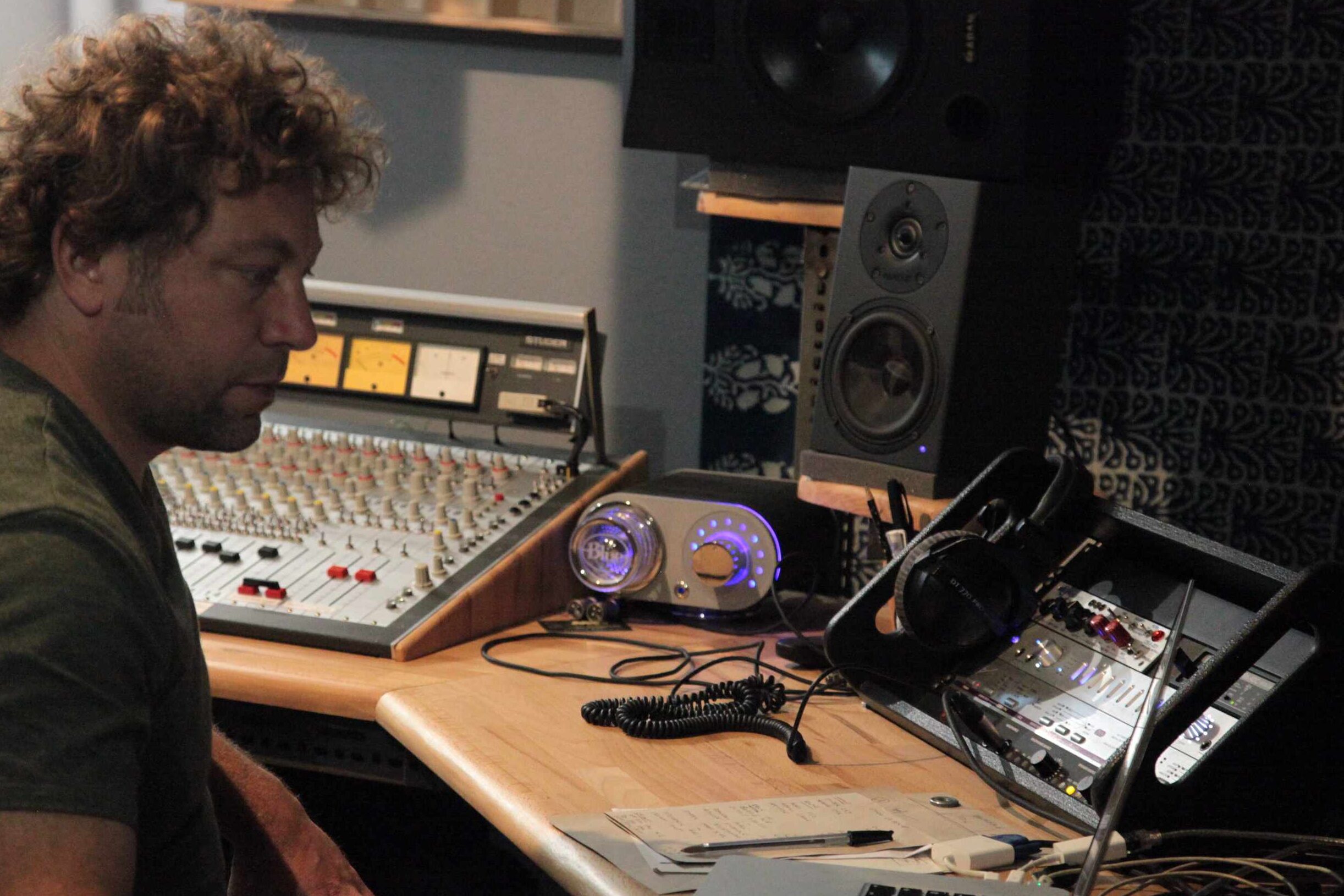 Sébastien Bironneau en cours de mixage dans la régie du Studio La Berlue.