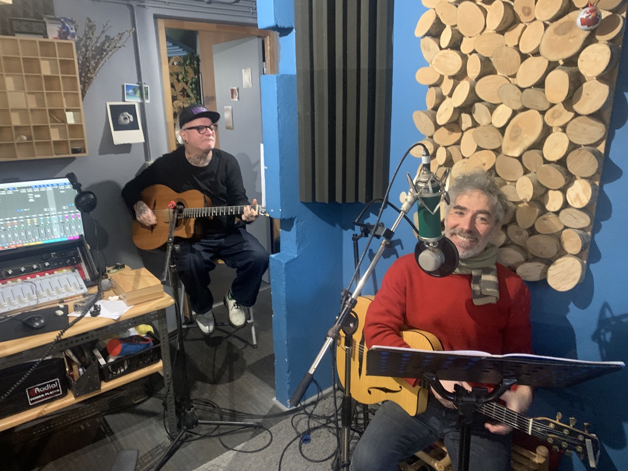 Sanseverino et Stéphane Deraddi jouant de la guitare lors d'une séance d'enregistrement au Studio La Berlue