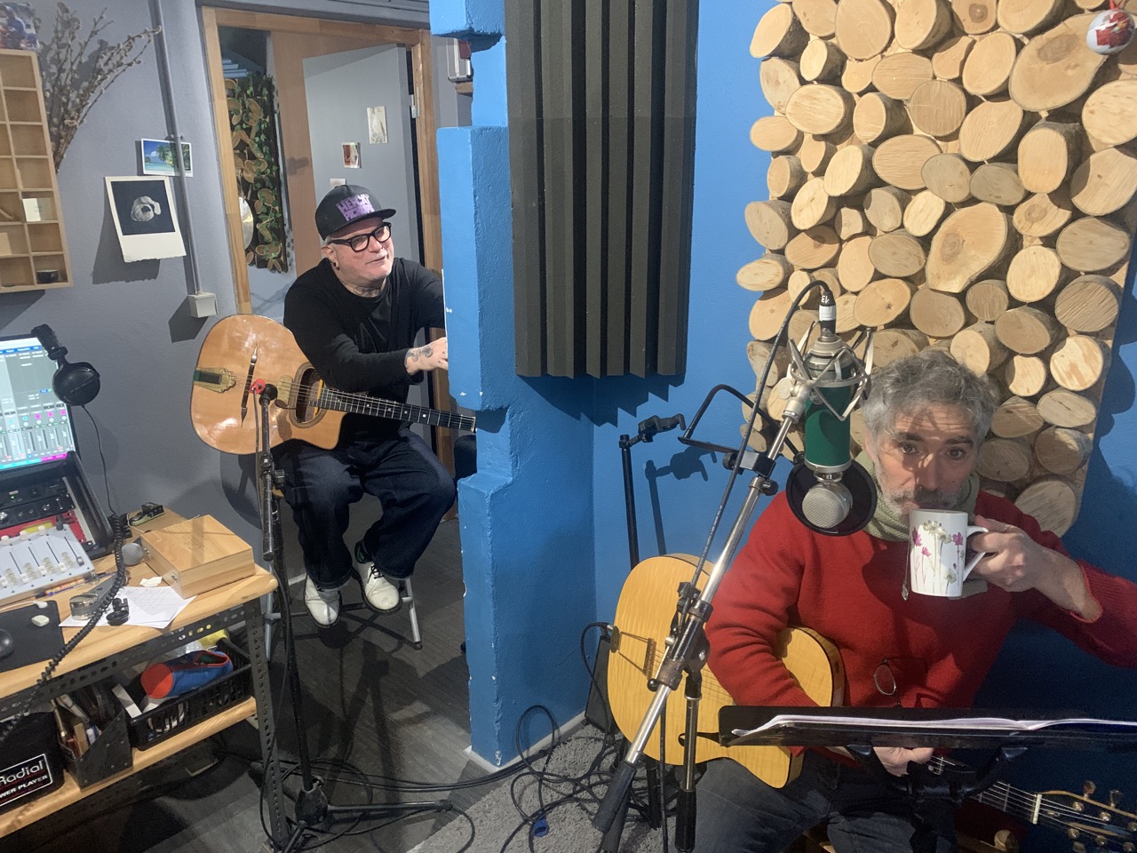 Sanseverino et Stéphane Deraddi lors d'une séance d'enregistrement au Studio La Berlue