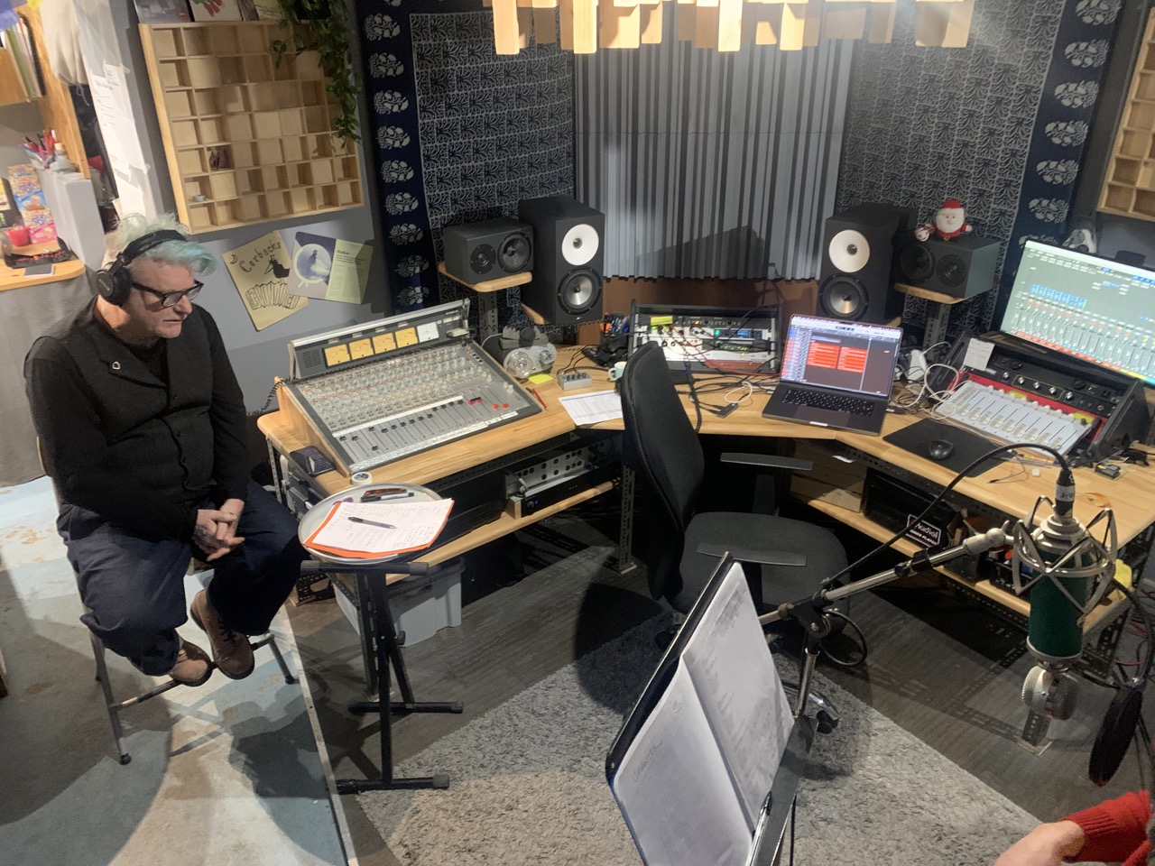 Stéphane Sanséverino écoute une prise au casque dans la cabine du Studio La Berlue